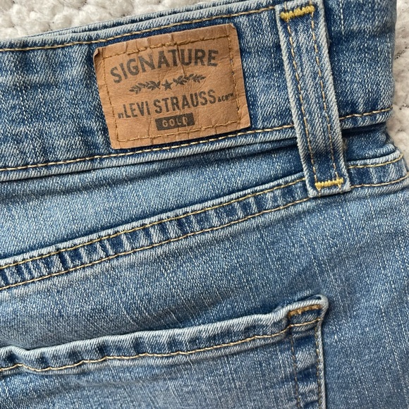 Levi’s Strauss Gold Blue Denim Mid Rise Fit Cuffed Jean Short - Picture 3 of 7